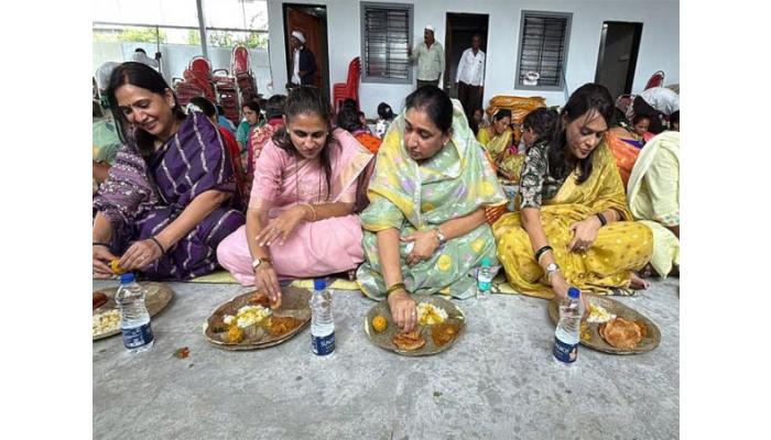 उपमुख्यमंत्री सुनेत्रा पवार व्हीआयपी प्रोटोकॉल बाजूला ठेवून थेट वारकऱ्यांच्या पंगतीत; पवारांच्या साधेपणाने वारकरी अचंबित