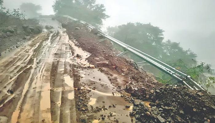 मेढा&ndash;बामणोली मार्गावर दरडी कोसळत असल्याने दगड-माती थेट रस्त्यावर; रस्ता रुंदीकरणाचे काम अद्याप अपूर्ण
