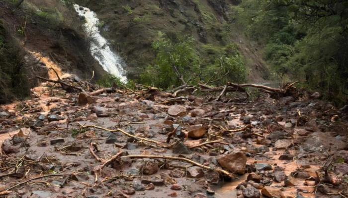 केळघर घाटात काळा खडक येथे दरड कोसळली; मेढा-महाबळेश्वर मार्गावरील वाहतूक विस्कळीत
