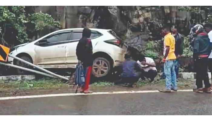 फलटण&ndash;पुसेगाव मार्गावरील ताथवडे घाटात दरड कोसळून बारामतीचा तरुण ठार