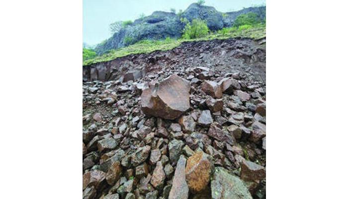 मुसळधार पावसाने सज्जनगडावर दरड कोसळली; गडावरील वाहतुकीवर परिणाम