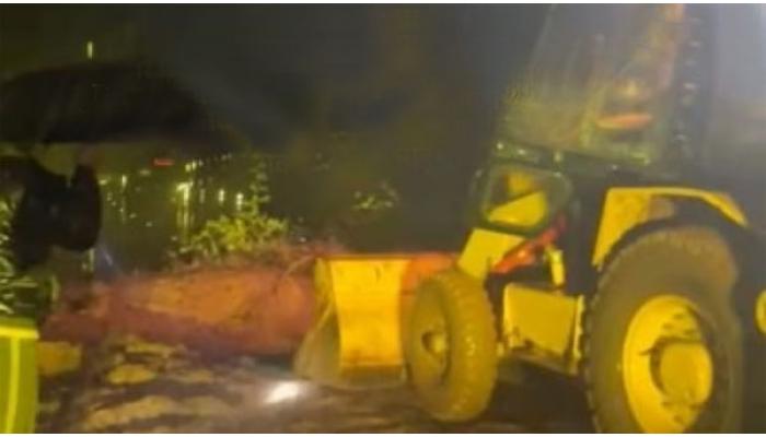 महाबळेश्वर-तापोळा मार्गावर झोळाची खिंड येथे दरड रस्त्यावर; शिवसेना नेते सुभाष कारंडे स्वतःचा जेसीबी आणून रस्ता मोकळा केला