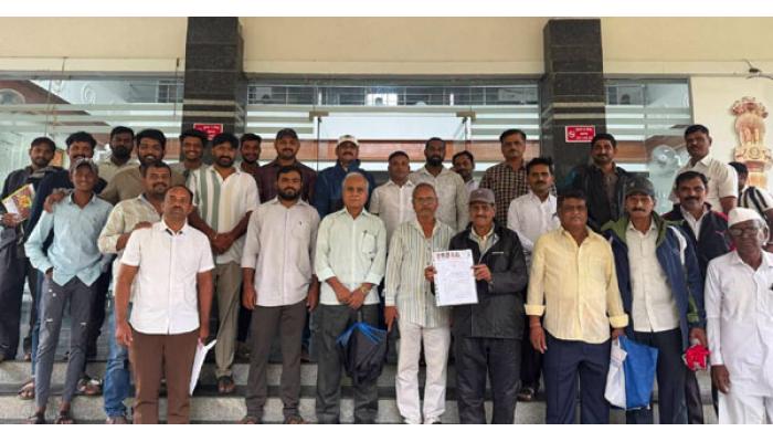साताऱ्यात महात्मा फुले आणि सावित्रीबाई फुले यांचे पूर्णाकृती पुतळे उभारण्याची मागणी; जिल्हाधिकाऱ्यांना निवेदन