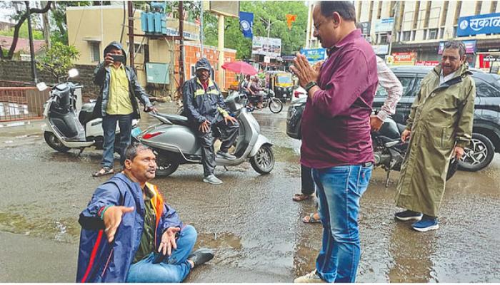 शिवतीर्थ विद्रुपीकरणाविरोधात सामाजिक सुशांत मोरे यांचे रस्त्यावर ठिय्या मारून आंदोलन; शिवतीर्थाचे पावित्र्य आणि सौंदर्य अबाधित ठेवावे, अन्यथा तीव्र आंदोलन करू