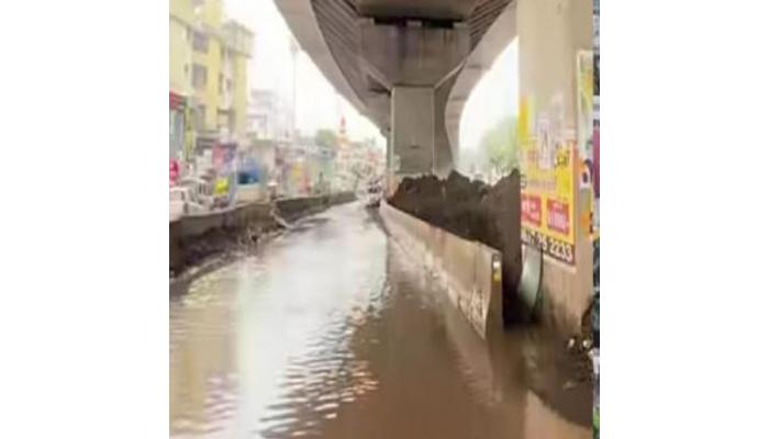 मलकापुरात युनिक उड्डाणपुलाखाली स्लिपरोडवर पावसाचे पाणी साचल्यामुळे वाहतूक बंद; ठिकठिकाणी नाल्याची कामे अपुरी ठेवल्यामुळे कंत्राटदाराबद्दल संताप