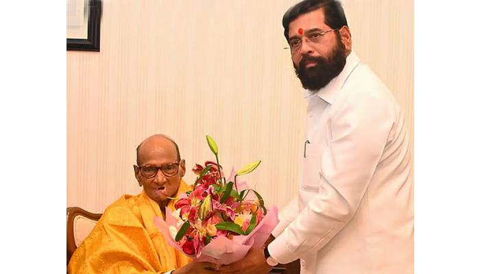 शरद पवार यांनी उपमुख्यमंत्री एकनाथ शिंदे यांची त्यांच्या दालनात जाऊन सदिच्छा भेट घेतली; भेटीची राजकीय वर्तुळात रंगली चर्चा