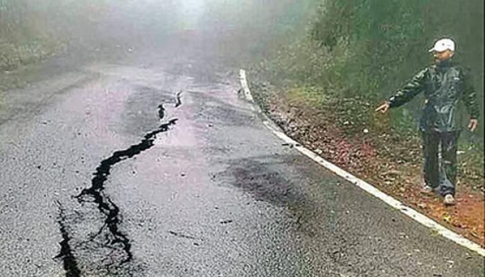 महाबळेश्वर&ndash;तापोळा रस्त्याच्या साईडपट्टीला तब्बल भलीमोठी भेग; दुरुस्तीची कामे तातडीने हाती