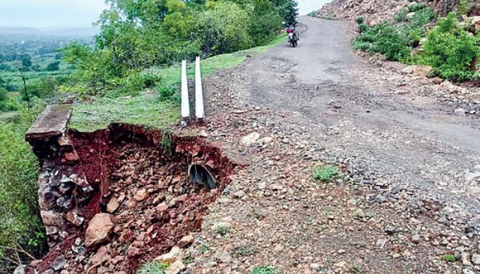 मुसळधार पावसाने टकेवाडी -संवादे येथे रस्त्यात दरड कोसळली