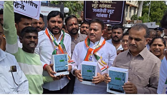 स्मार्ट मीटरच्या सक्तीविरोधात राष्ट्रवादीचा एल्गार; सातार्&zwj;यात महावितरण कार्यालयावर धडक मोर्चा, सरकारविरोधात जोरदार घोषणाबाजी