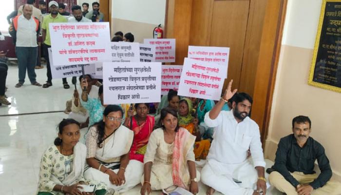 महिला रुग्णांशी गैरवर्तनाच्या आरोपांवर जिल्हा परिषदेसमोर थाळीनाद आंदोलन; रयत राज संघटनेची निष्पक्ष चौकशीची मागणी