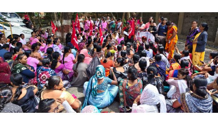 आशा व गटप्रवर्तकांचा जिल्हाधिकारी कार्यालयावर धरणे; मानधन, बीएलओ कामाच्या सक्तीविरोधात सरकारचे लक्ष वेधले