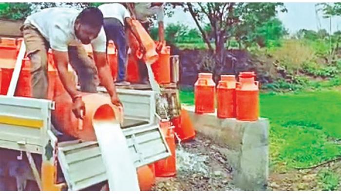 दूध संकलन केंद्रचालकांनी दीड ते दोन हजार लिटर दूध रस्त्याच्या कडेला ओतले; माण तालुक्यातील मोही येथील प्रकार
