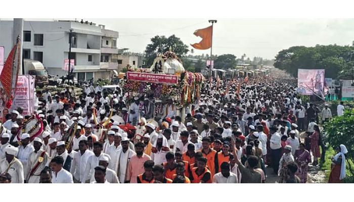 दौंड तालुक्यात तुकोबांच्या पालखीचे जल्लोषात स्वागत; पालखी सोहळ्यावर पुष्पवृष्टी डोळे दिपवणारी पुष्पवृष्टी
