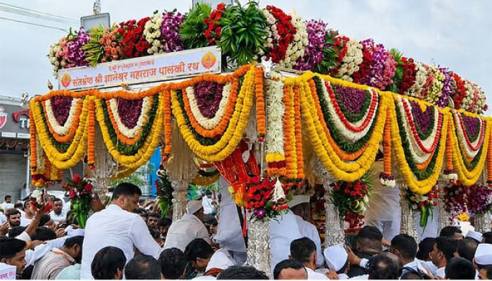 संतश्रेष्ठ श्री ज्ञानेश्वर महाराजांची पालखी पंढरीच्या वाटेवर; लाखो वैष्णवांना पुणेकर भाविकांनी निरोप दिला