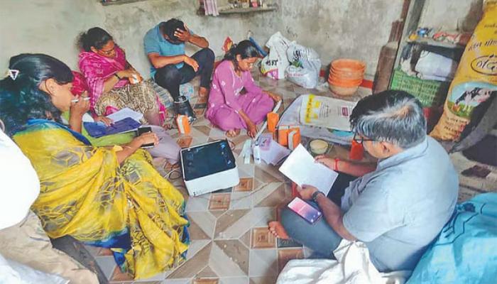 फलटण तालुक्यातील होळमध्ये बनावट दूध रॅकेटवर धाड; जप्त साहित्याचे नमुने तपासणीसाठी प्रयोगशाळेत
