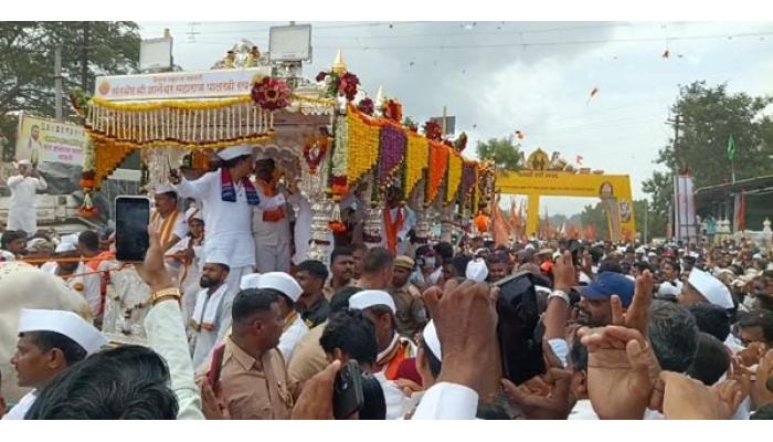 हरिनामाच्या गजरात दुमदुमला सातारा जिल्हा; माऊलींच्या पालखीचे जल्लोषात स्वागत; पाडेगावात उसळला भक्तीचा महासागर