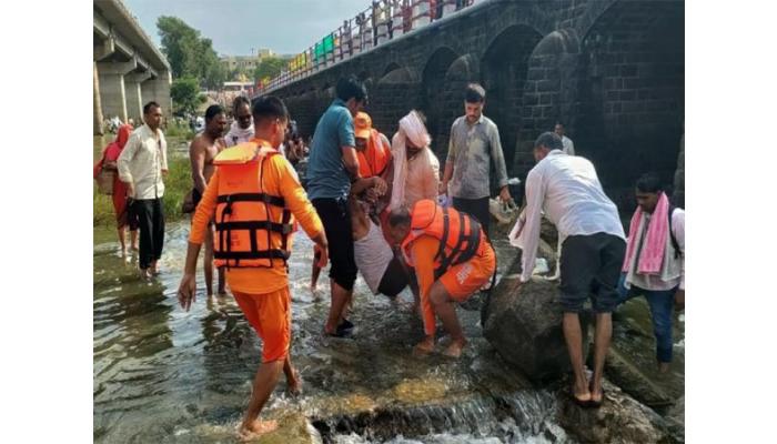 नीरा नदीवरील पुलावरून पडलेल्या एका वारकऱ्याचे एनडीआरएफच्या पथकाने वाचवले प्राण