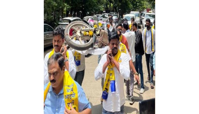 E20 पेट्रोलच्या विरोधात कोल्हापुरात आम आदमी पार्टीने जिल्हाधिकारी कार्यालयावर काढली दुचाकीची अंत्ययात्रा