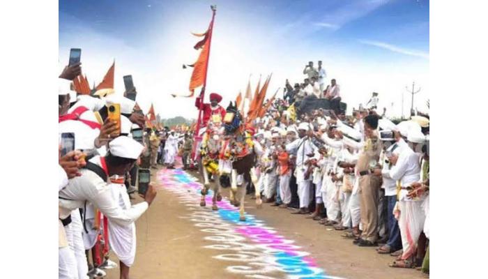 पालखी सोहळ्यातील पहिले भव्य &lsquo;उभे रिंगण&rsquo; चांदोबाचा लिंब येथे अत्यंत उत्साहात; लाखो भाविकांच्या डोळ्यांचे पारणे फिटले
