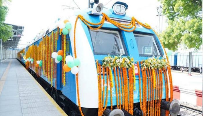 हरियाणातील जींद रेल्वेस्थानकावरून देशातील पहिली हायड्रोजन ट्रेन धावली; पंतप्रधान नरेंद्र मोदी यांनी हिरवा झेंडा दाखवला