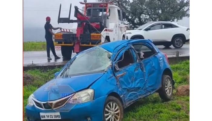 कास रस्त्यावर झाडावर पर्यटकांची कार आदळून भीषण अपघात; तीनजण जखमी