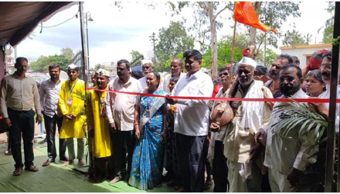 फलटण येथे पालखी सोहळ्यात 'संवाद वारी' प्रदर्शनास वारकऱ्यांचा प्रतिसाद; नायब तहसीलदार अभिजीत सोनवणे यांच्या हस्ते उपक्रमाचे उदघाटन