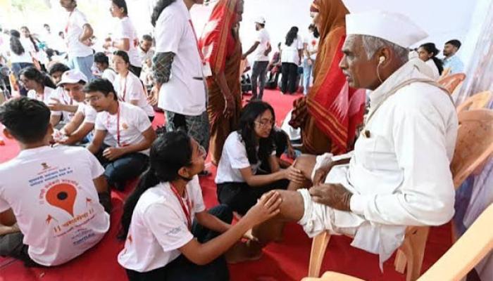 चरणसेवा उपक्रमातून पाच हजाराहून अधिक वारकऱ्यांना आरोग्य सेवा; मुख्यमंत्री सहायता निधी व धर्मादाय रुग्णालय मदत कक्षाचा स्तुत्य उपक्रम