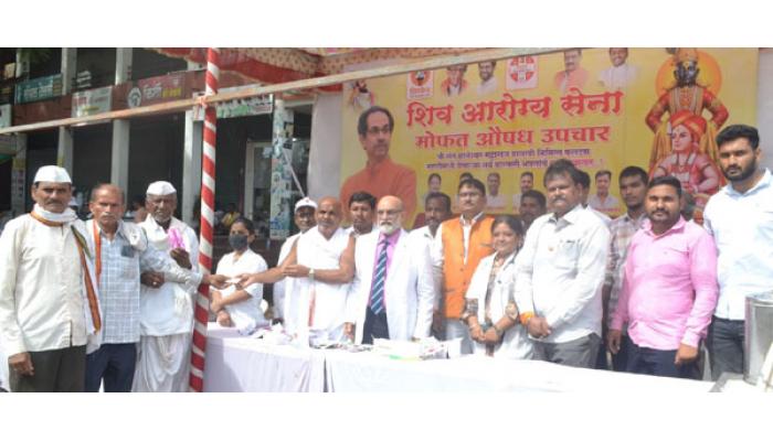शिव आरोग्य सेनेच्यावतीने माउलींच्या सोहळ्यात फलटण येथे वारकऱ्यांची मोफत आरोग्य तपासणी; अनेक वारकऱ्यांनी घेतला लाभ