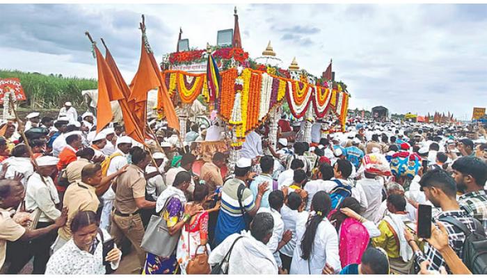 संतश्रेष्ठ श्री ज्ञानेश्वर महाराजांच्या पालखी सोहळ्याला श्रीरामनगरीचा भक्तिमय निरोप; फुलांच्या वर्षावात माऊलींचा रथ पंढरपूरच्या दिशेने मार्गस्थ