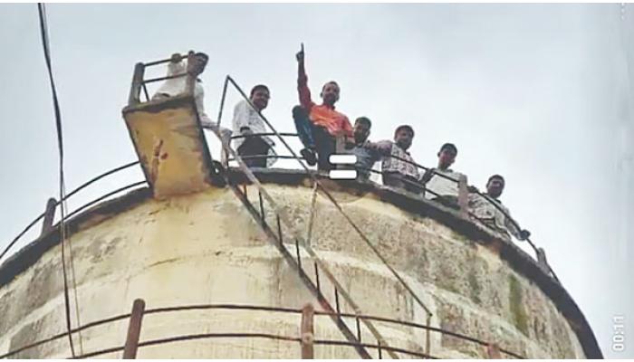 कोरेगाव तालुक्यातील जयपूर येथील शिवनेरी शुगरच्या दूषित पाण्याविरोधात शिवसैनिकांचे &lsquo;शोले स्टाईल&rsquo; आंदोलन