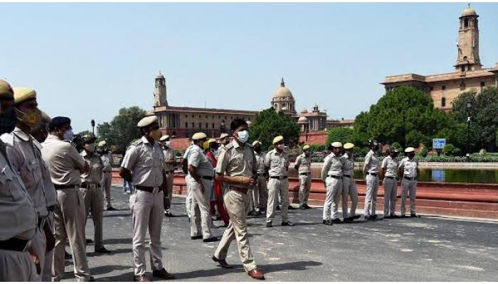 संसद भवनाचे गेट बंद केले, जवान बंदुका रोखून सज्ज; कॉक्रोच जनता पार्टीच्या आंदोलनाला देशभरातून विद्यार्थ्यांचे समर्थन