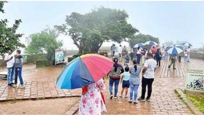 पावसाच्या सरींमध्ये मनसोक्त भिजण्याचा आनंद लुटण्यासाठी राज्यभरातून पर्यटकांनी पाचगणीत मोठी गर्दी