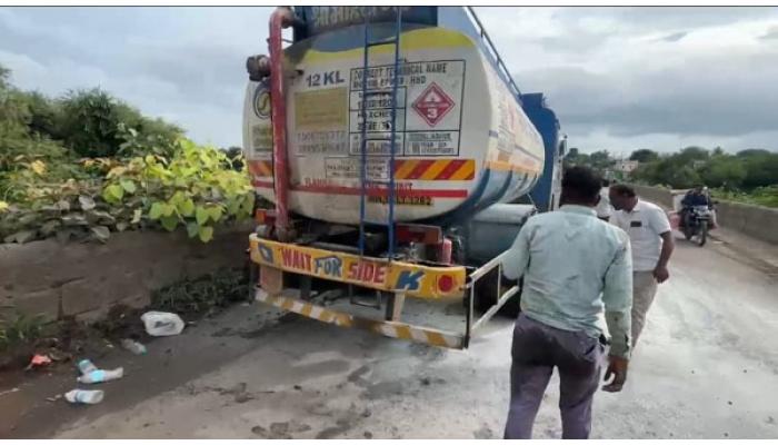 वडूथ-आरळे पुलावरील पेट्रोल टँकरची आग वेळीच विझली; मोठा अनर्थ टळला, स्थानिक नागरिकांच्या प्रसंगावधानामुळे आग वेळीच आटोक्यात