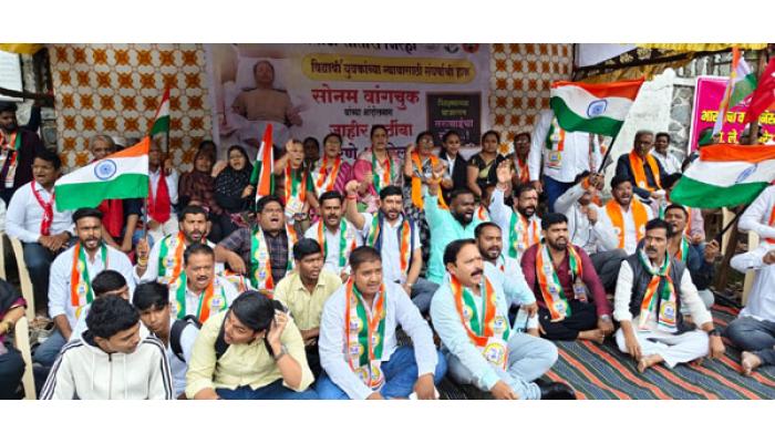 विद्यार्थ्यांच्या भवितव्याचा प्रश्न ऐरणीवर; महाविकास आघाडीचे जिल्हाधिकारी कार्यालयावर आंदोलन; परीक्षा प्रक्रियेत पारदर्शकतेची मागणी