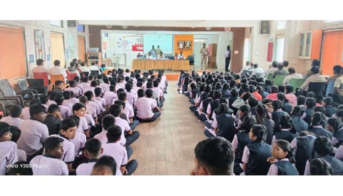 कल्याणी शाळेत विद्यार्थी, शिक्षक आणि स्कूल बस चालकांना वाहतूक शिस्त, सायबर सुरक्षेचे धडे; पोलीस विभागाकडून जनजागृती अभियान