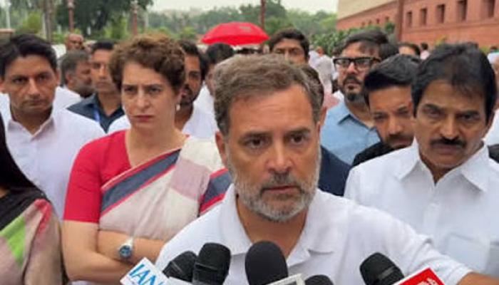 पेपरफुटीप्रकरणी जबाबदारी स्वीकारून पंतप्रधान नरेंद्र मोदी यांनी देशातील विद्यार्थ्यांची माफी मागावी - राहुल गांधी, पत्रकार परिषद घेऊन सरकारला हल्&zwj;लाबोल