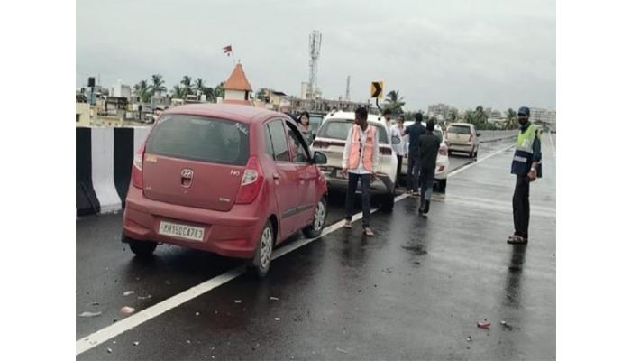 मलकापुरातील युनिक उड्डाणपुलावर अपघात, कारचालकाने अचानक ब्रेक दाबल्याने दोन कार एकमेकांवर आदळल्या