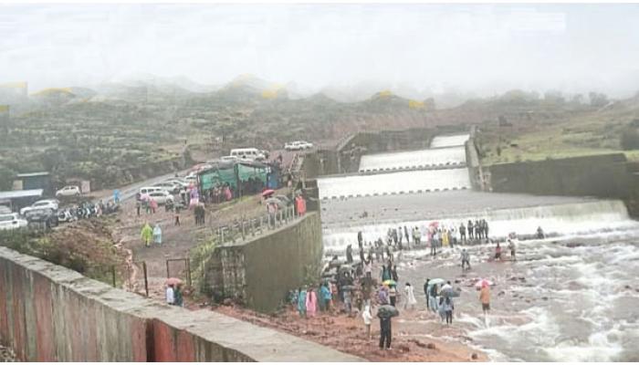कास तलाव परिसरात सध्&zwj;या मोठ्या प्रमाणात पाऊस; कास तलाव ओव्हरफ्लो, पाण्यात उतरणाऱ्या पर्यटकांचा जीव धोक्यात