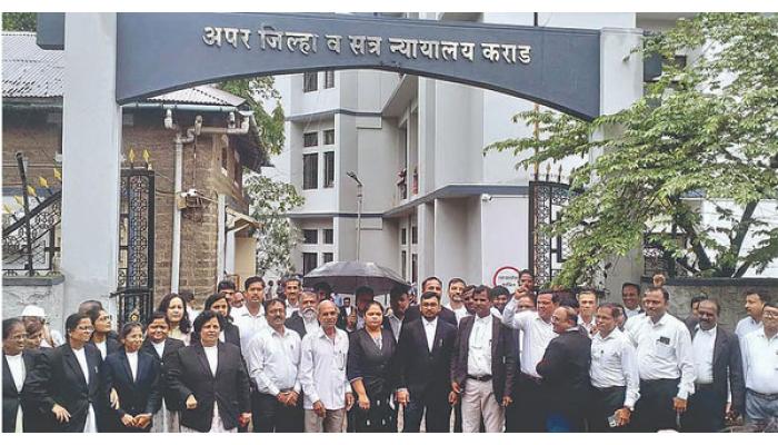 जंतरमंतरवर विद्यार्थ्यांवर अमानुष लाठीहल्ल्याच्या निषेधार्थ जोरदार घोषणाबाजी; कराड बार असोसिएशनच्या वतीने एक दिवस काम बंद ठेऊन तीव्र निषेध
