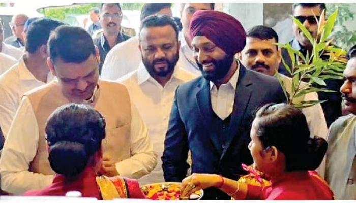 फलटण तालुक्यातील सुरवडीत मुख्यमंत्री देवेंद्र फडणवीसांची धावती भेट; स्थानिक लोकप्रतिनिधींशी साधला संवाद