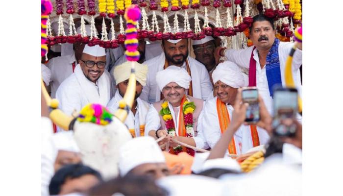 चांगला पाऊस पडू दे...शेतकरी सुखी होऊ दे; मुख्यमंत्र्यांचे विठ्ठलाकडे साकडे; मुख्यमंत्र्यांच्या उपस्थितीत रंगला सोपानकाका-माऊलींच्या बंधूभेट सोहळा