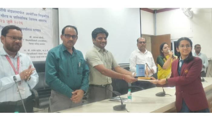 मातृभाषेतून शिक्षण घेतल्याने ज्ञान आकलन क्षमता वाढते - जिल्हा पुनर्वसन अधिकारी मनोहर गव्हाड, विश्वकोश ज्ञानवर्धन स्पर्धेतील विजेत्या विद्यार्थ्यांचा सत्कार