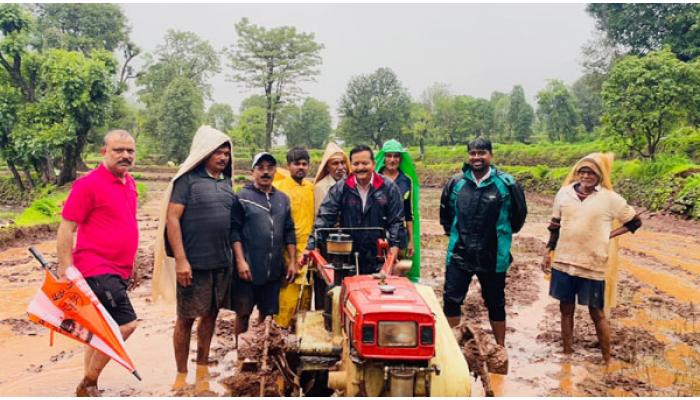 जिल्हाधिकारी संतोष पाटील यांनी शेतात रोटर चालवून केली चिखलणी करत घेतला भात लावणीचा आनंद; बाहुळे येथे भात लावणी व शेतकरी संवाद संपन्न