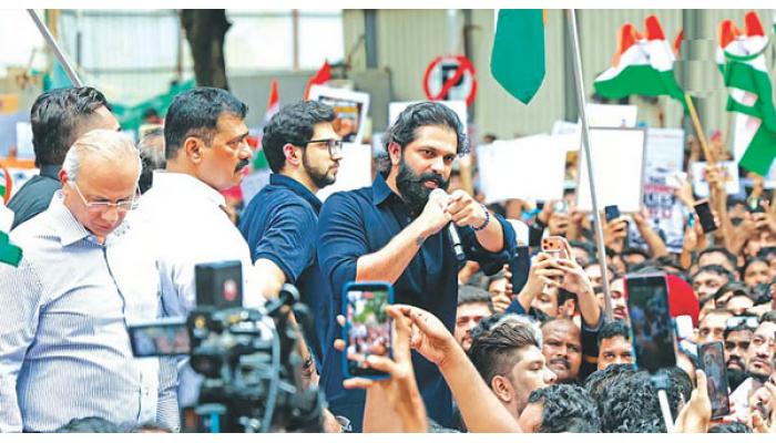 दिल्ली येथील जंतर-मंतर लाठीमाराविरुध्द मुंबईच्या विविध भागांत मोर्चे; शिवाजी पार्कवर ठाकरे बंधूंची तिरंगा रॅली