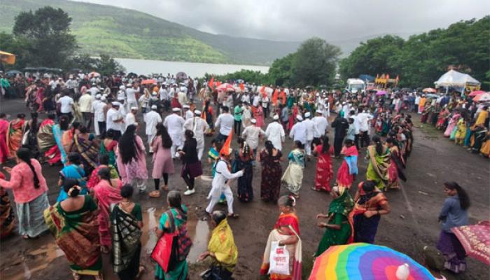 &lsquo;विठूरायाच्या&rsquo; गजराने अख्खी दुमदुमली प्रतिपंढरपूर करहरनगरी; ह.भ.प. कळंबे महाराजांनी सुरु केलेल्या या सोहळ्याने भाविकांच्या डोळ्याचे फिटले पारणे