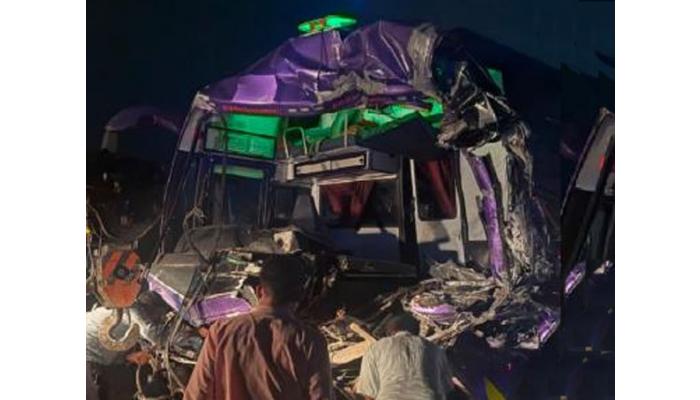 खंडाळा तालुक्यात महामार्गावरील धनगरवाडी हद्दीत मालट्रकला लक्झरी बसने दिलेल्या धडकेत लक्झरीमधील १८ प्रवासी गंभीर जखमी
