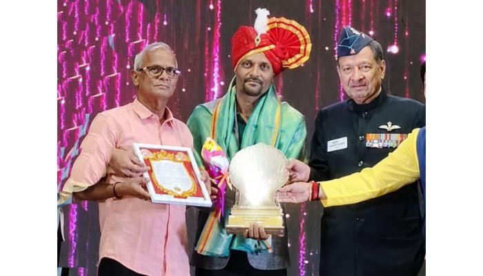 साताऱ्याचे कलावंत सुरज दयाळ नृत्यजीत पुरस्काराने सन्मानित; एयर चीफ मार्शल भूषण गोखले यांच्या हस्ते पुरस्कार वितरण
