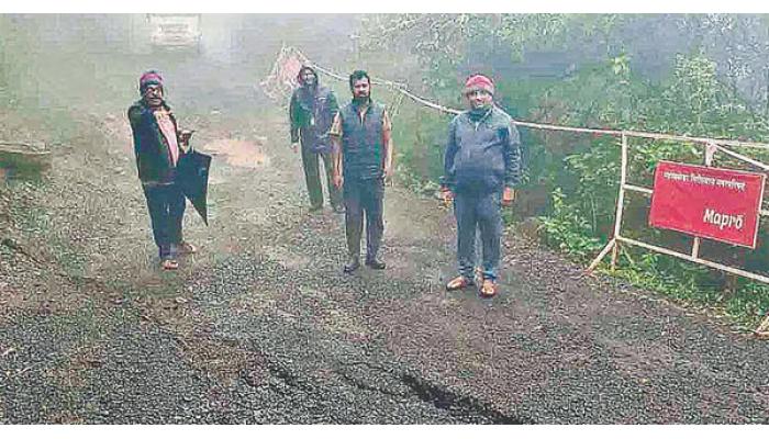 महाबळेश्वर-तापोळा रस्ता हद्दीत फळणे वस्तीनजीक खचला; खडी मुरूम टाकून तात्पुरती मलमपट्टी