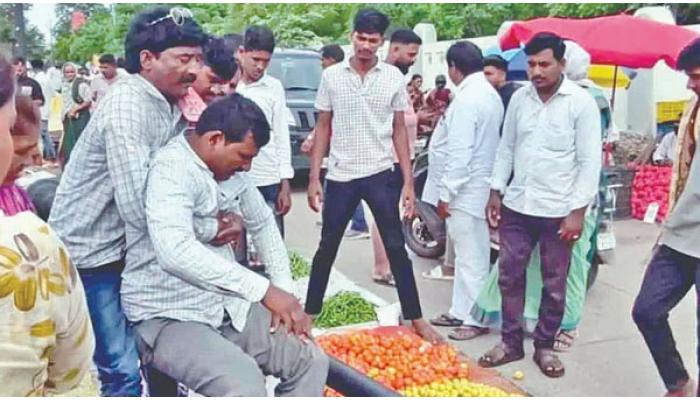 फलटणच्या आठवडा बाजारात पथदिव्याचा खांब कोसळला; दोन शेतकरी गंभीर जखमी, भर गर्दीच्या ठिकाणी घडलेल्या या दुर्घटनेमुळे काही काळ गोंधळ