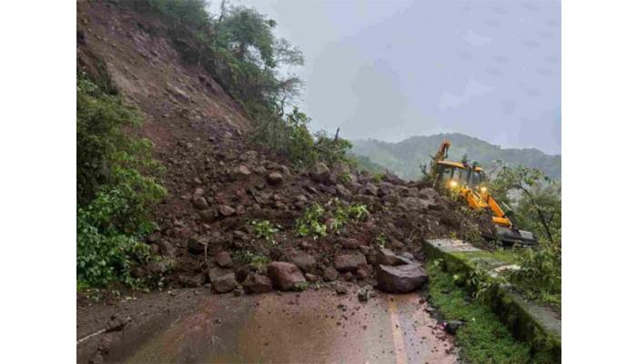 मुसळधार पावसामुळे केळघर घाटात दरड कोसळली, सातारा-महाबळेश्वर रस्ता वाहतुकीसाठी बंद